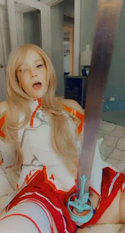 Asuna grinding on her sword