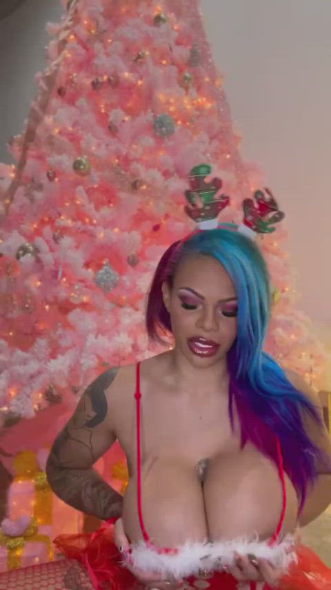 Halle Hayes reveals her huge tits