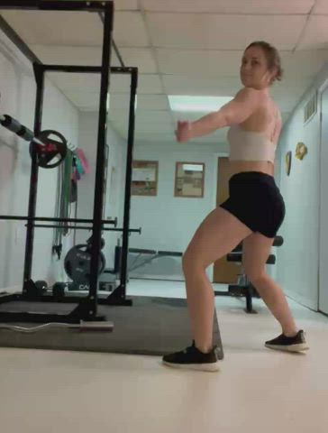 I love to fuck around between sets 🤪 who wants a new gym buddy?