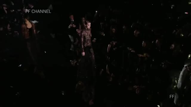 Gigi Hadid Flaunts Her Nude Tits at the Fashion Show