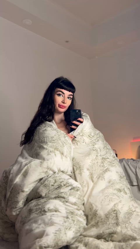 cozy goth gf or latex mommy, you pick :3