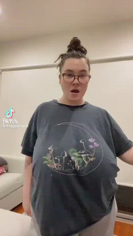 cleavage huge tits jiggling gif
