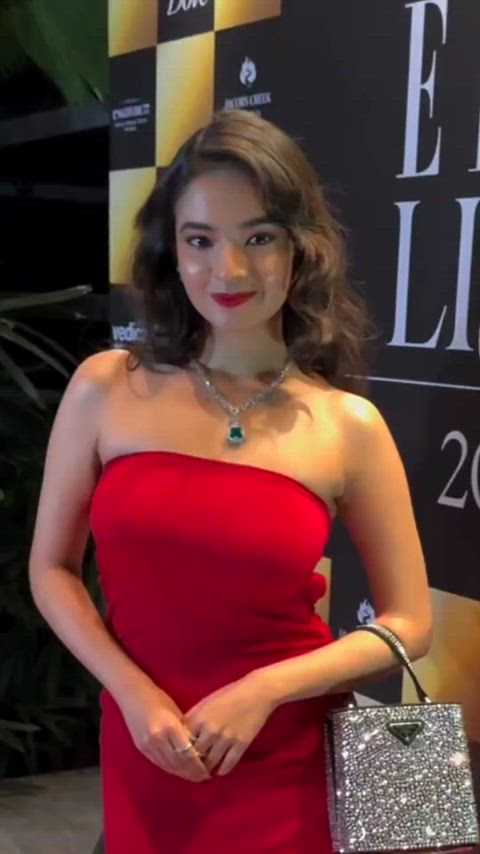 actress bollywood busty celebrity curvy desi indian petite celebs indian-babes gif