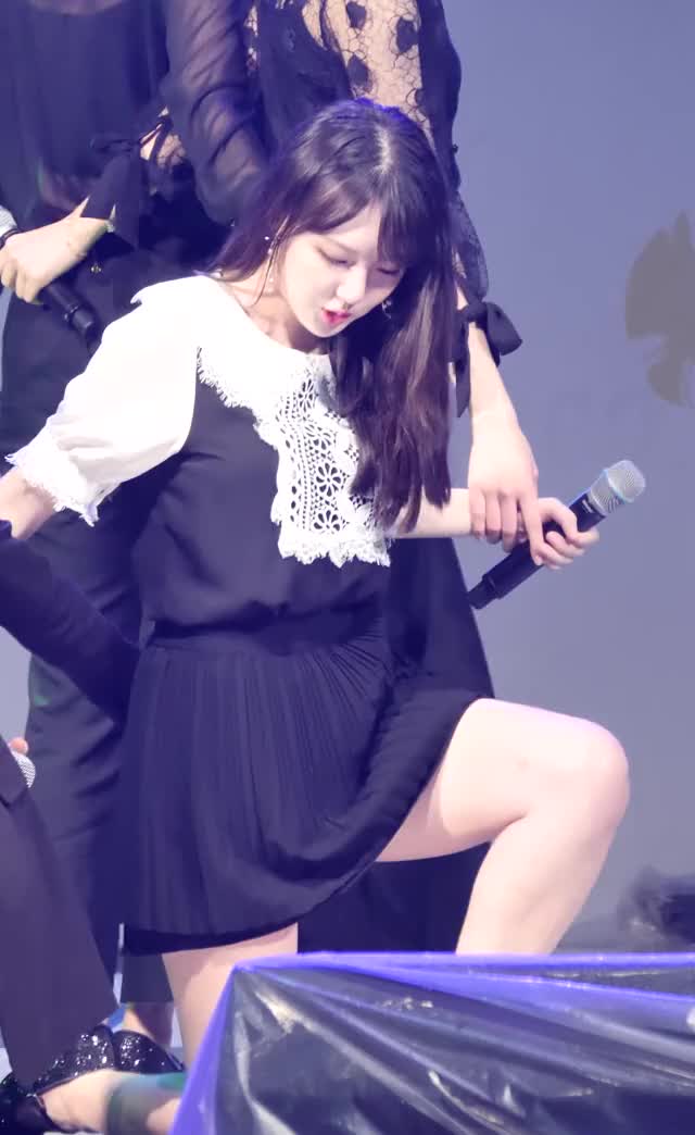 180919 여자친구 예린 (GFRIEND Yerin) Thigh Jiggle 3