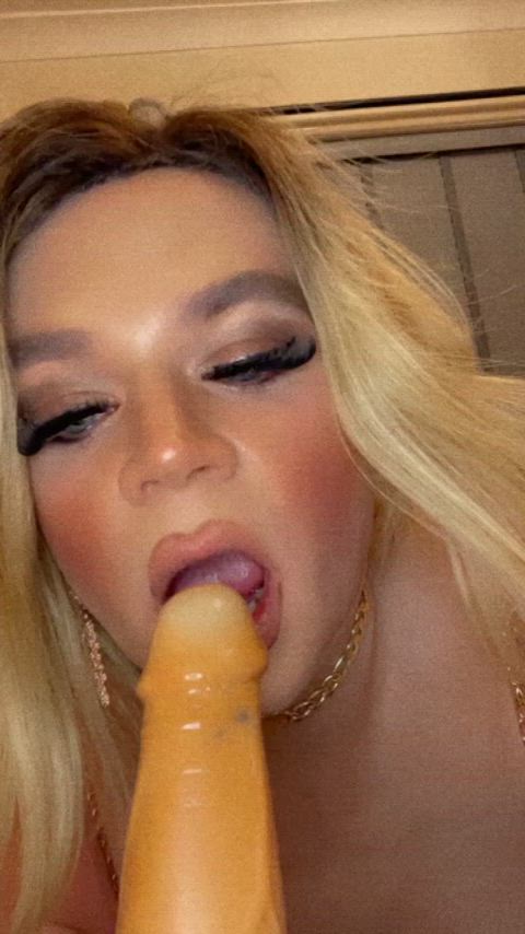 Enjoying blowing my dildo 😘🥵🥰