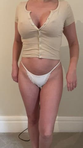 Aussie chick bringing you tits from down under!