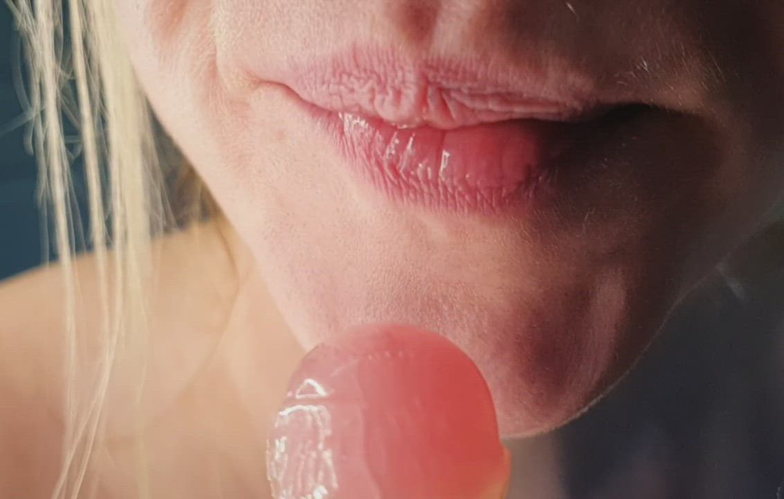 [f]These lips were made to ... 😈🍆💦