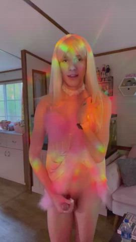 who said blondes can’t chew gum and jerk off at the same time? 🙈😏💖