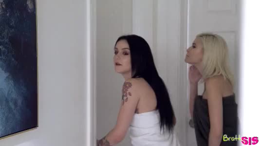 BrattySis.20.02.21.Kiara.Cole.And.Rosalyn.Sphinx.Two.Step.Sisters.Get.Stuck.XXX.1080p.MP4-KTR.mp4