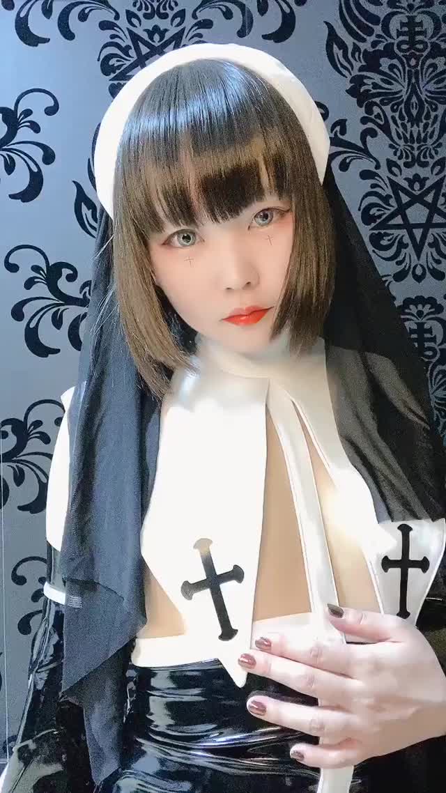 Nun cosplay by @babyakaneko