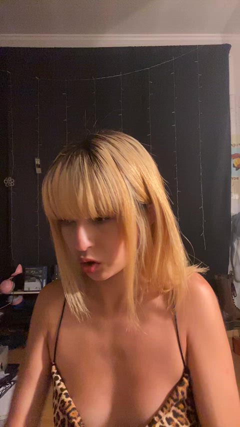 braless nipple nipslip tiktok natural-tits tik-tok gif