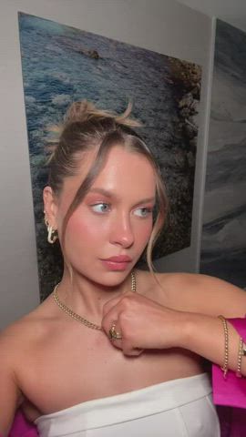 brunette model natural tits pokies small tits gif