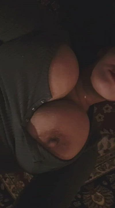 Do you like my big milf tits or big lips?