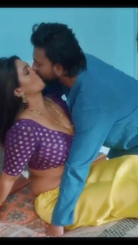 aunty bhabi desi french kissing hindi indian kiss kissing romance seducing gif