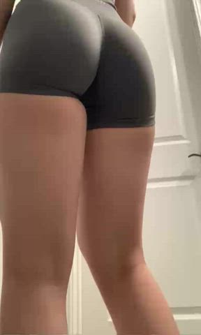 leg day and im feeling sore.. can anyone help massage me 🙈