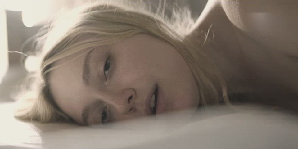 celebrity dakota fanning elle fanning gif