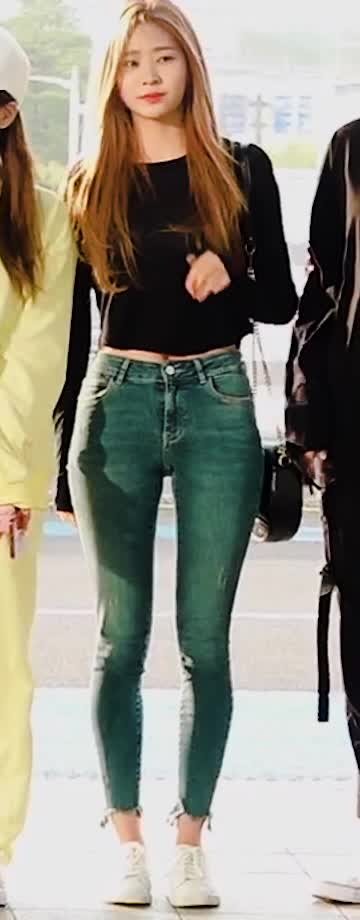 IZONE Kim Minju Flaunting Her Flawless S-Line
