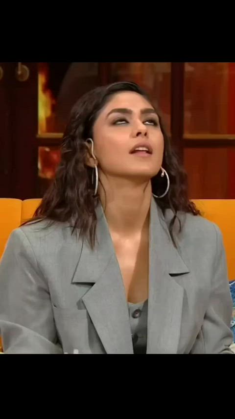 Mrunal Thakur making us hard 🥵🥵