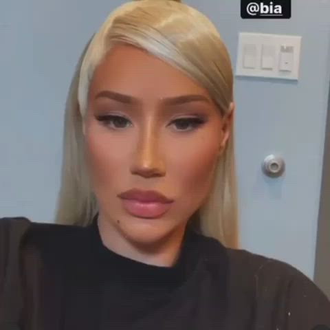 Iggy Azalea likes her cucks to keep her bulls satisfied. Fluff his cock until Iggy