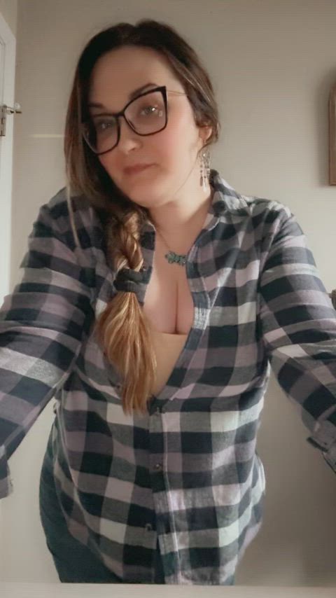 ass cleavage milf tight gif