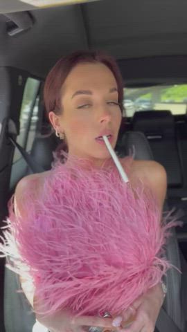 Smokingbabygirl in her Daddy’s Range Rover smoking a VS 120