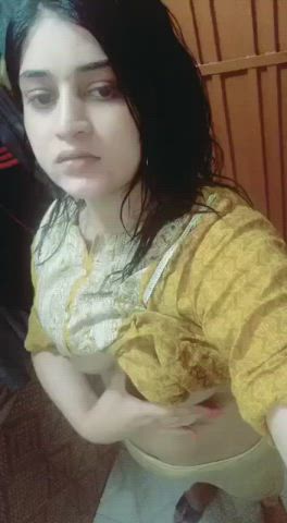 Desi Hôrny GF recording herself fôr BF🥵👅....pressing Bôôbs and fingerîng😍💦🥵.........