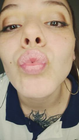 Are there any ass worshipers available? I would like to have fun