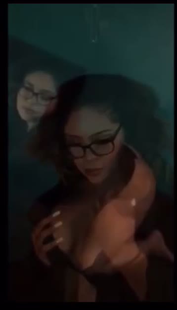 model twerking gif
