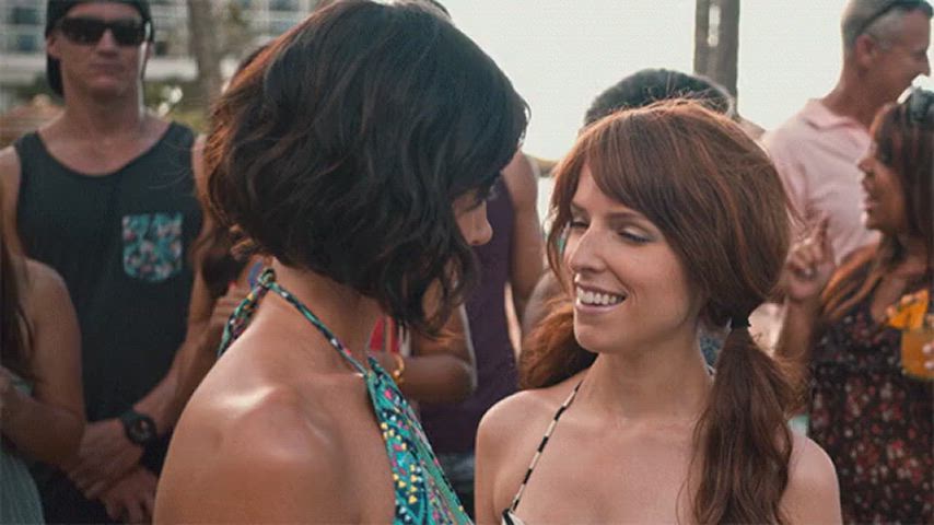 anna kendrick aubrey plaza sexy gif