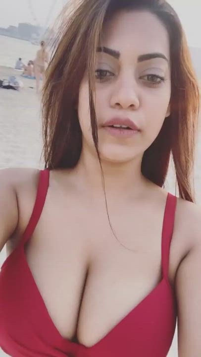 Real 34DD? I'd bury my face in that cleavage. (Glancy Rego)