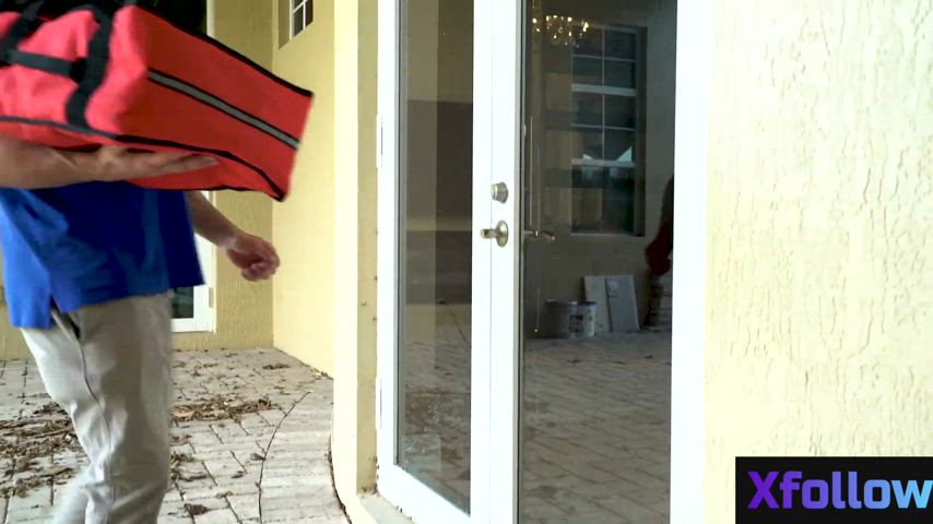 Kelsi Monroe Invites The Pizza Guy InTo Give Him His Tip