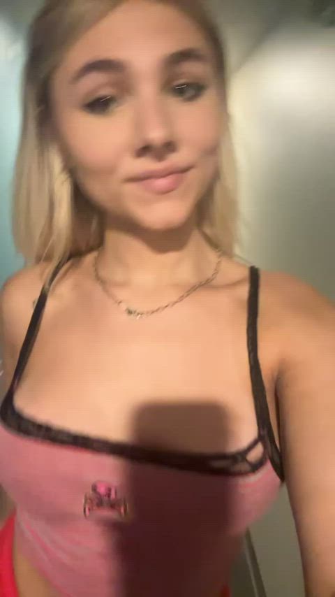 Walking to come suck you off 💋