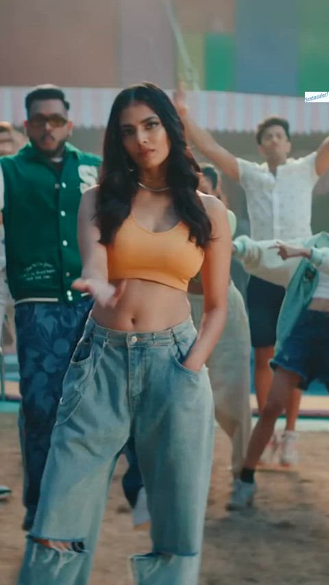 Malavika Mohanan navel in rare music video