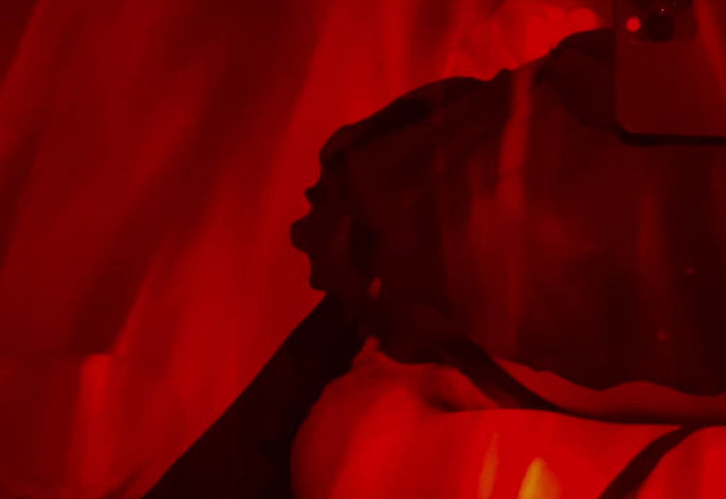 (F) 👅👅