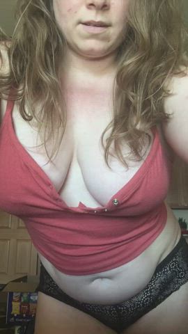 Been awhile since I’ve made a titty drop for everyone! 💋 Love being revealing.