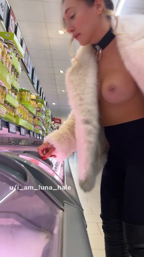 boobs fake tits flashing grocery store milf nipples public tits r/caughtpublic exposed-in-public