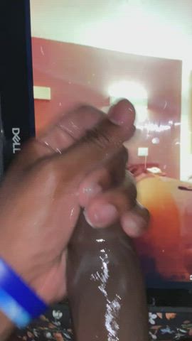 I love stroking my cock while she shakes her ass😍😍