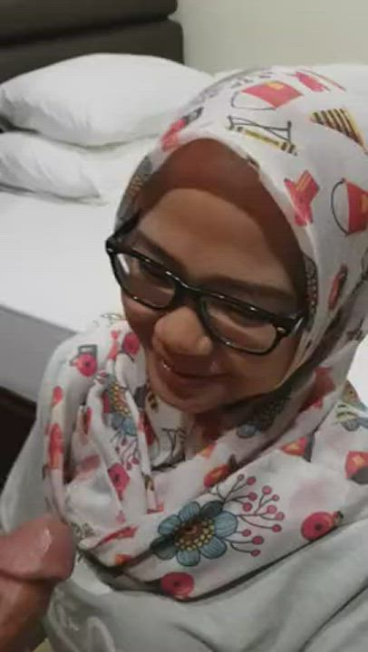 Muslim girl giving head and cummed on her face