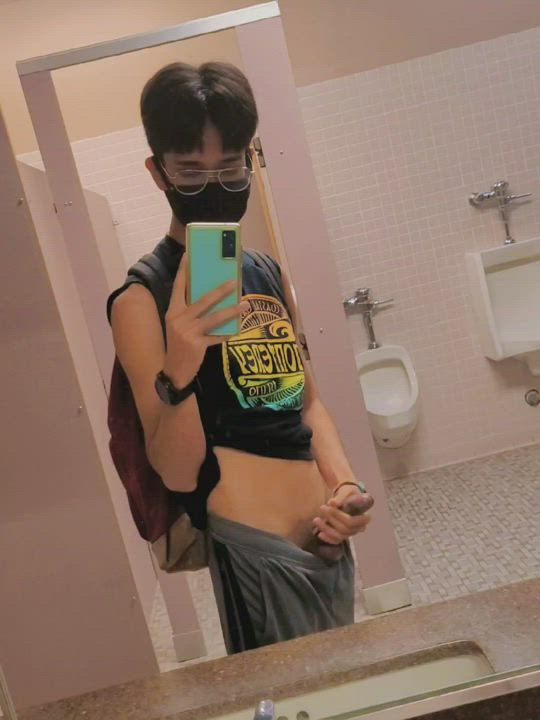 Here's that gif from that day in the school bathroom! If you click the link, you