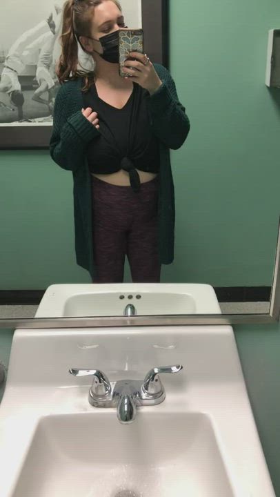 No bra no problem 👍