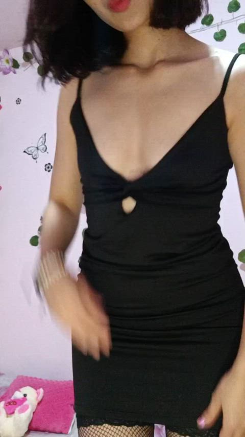 I love when my boobs hang out free (f)