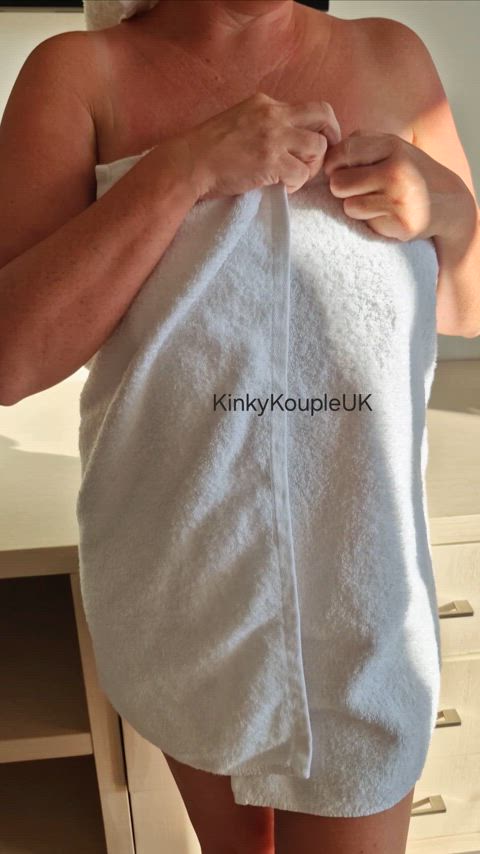 amateur big tits blonde boobs curvy gilf milf natural tits tits towel amateur-girls