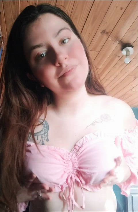 I need a man who wants to play with my tits💦