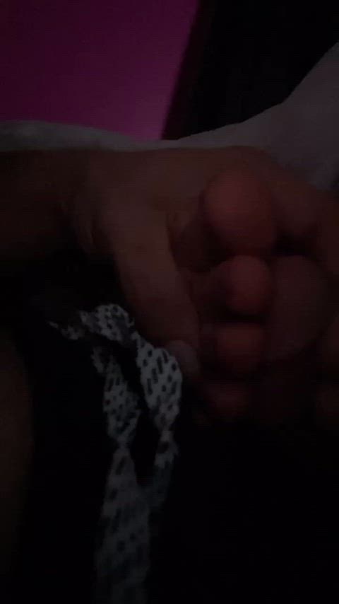 I told my man it’s okay if he plays with my sleepy little toes ;) would u do this