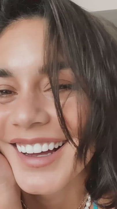 Cleavage Natural Tits Vanessa Hudgens gif
