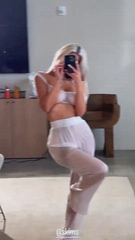 Blonde Kim Kardashian MILF gif