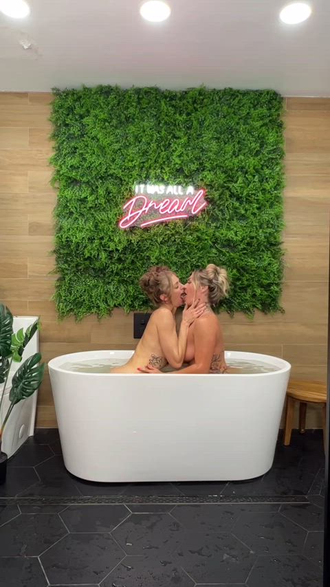 bathtub lesbian lesbians milf shower tattoo tattooed thejensensplay amateur-girls