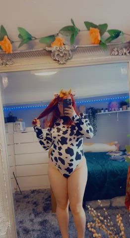 babe chubby clothed curvy cute dancing thick uk white girl gif
