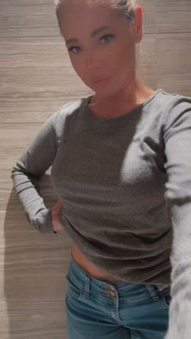 Roses are red, violets are blue, my tits are big and suck on them too 😻🤤