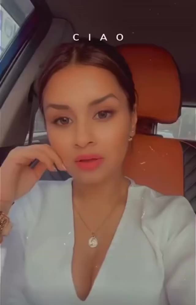 Avneet Kaur Hot Cleavage ❤️